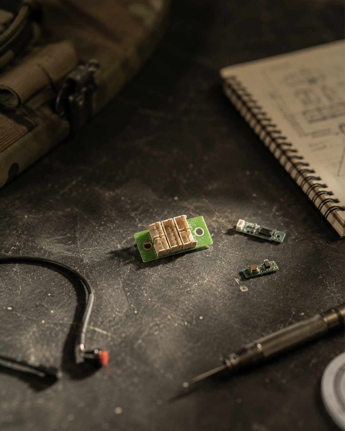 HPA elektronik, printplade og airsoft reservedele på taktisk arbejdsbord