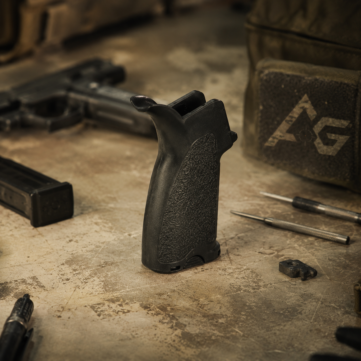Airsoft AEG pistolgreb på taktisk arbejdsbord med værktøj og udstyr