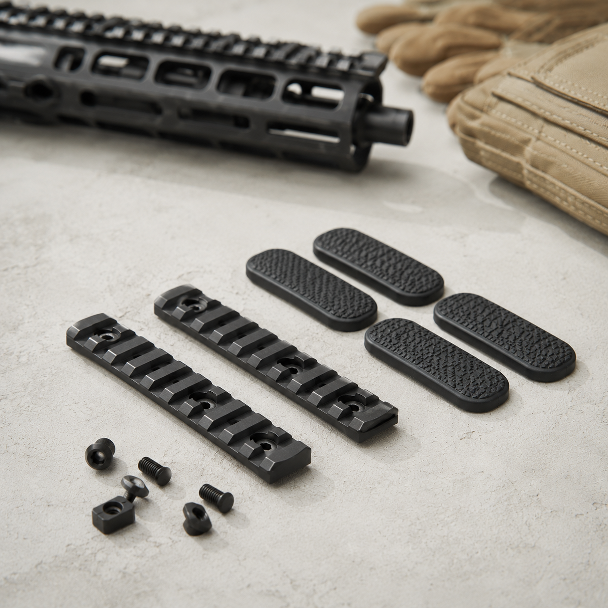 Picatinny rail segments og M-LOK rail covers til airsoft våben med taktisk udstyr på arbejdsbord