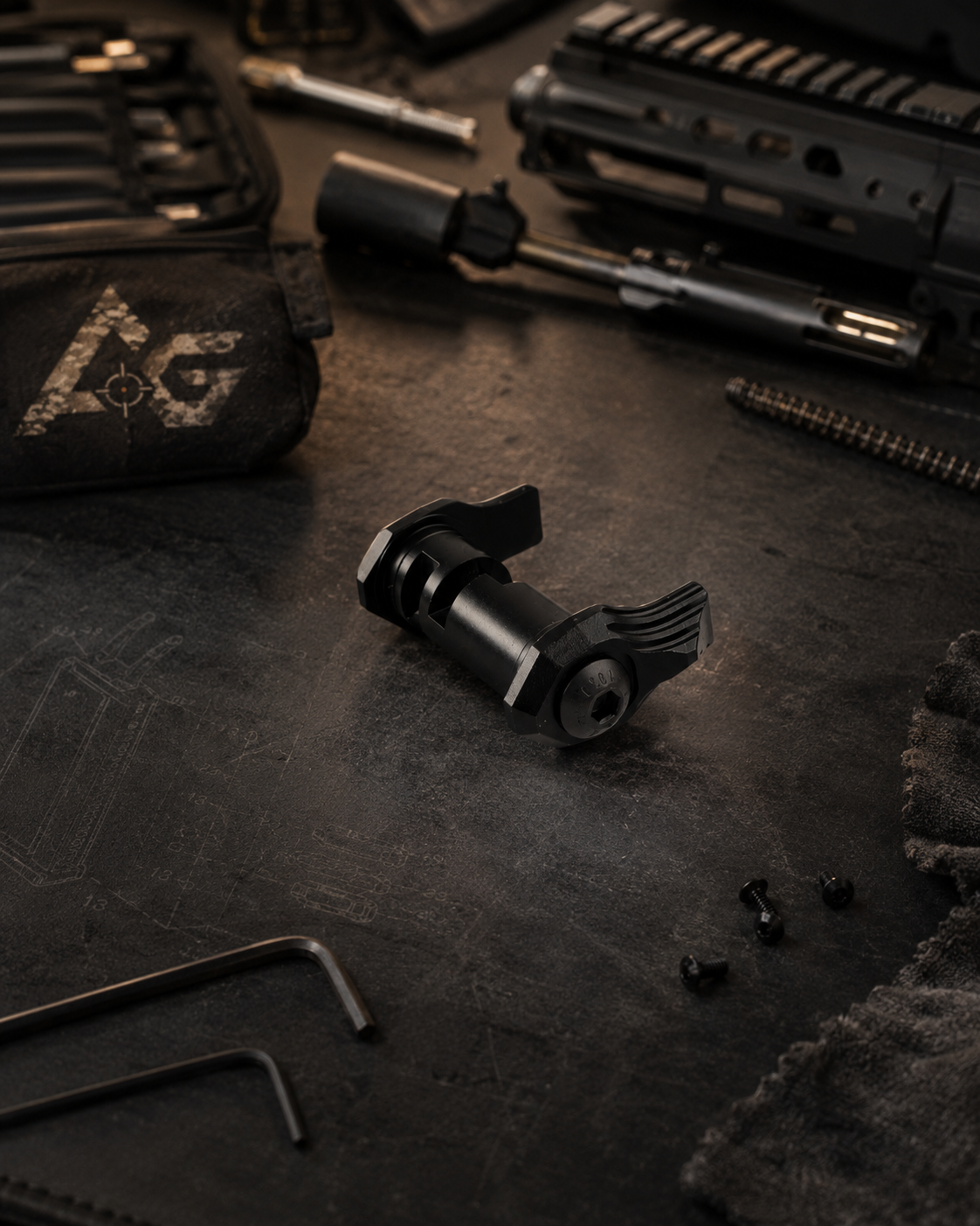 Airsoft GBBR reservedele og tuningdele på taktisk arbejdsbord