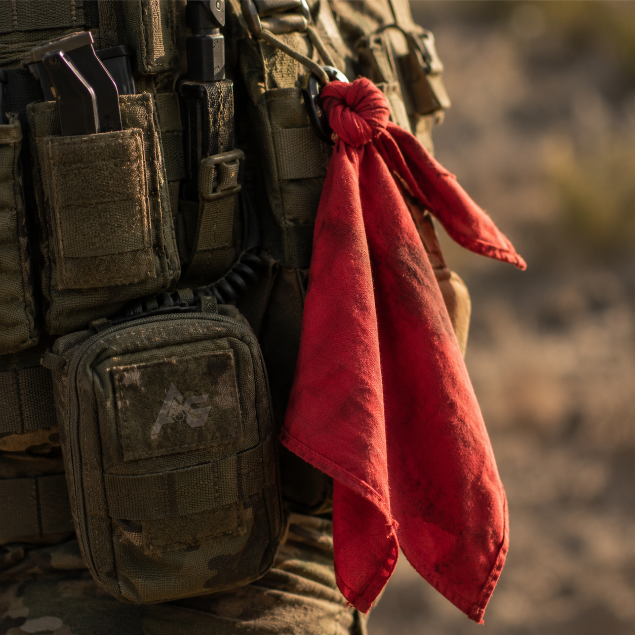 Rød deadrag monteret på taktisk airsoft vest til hardball og MILSIM