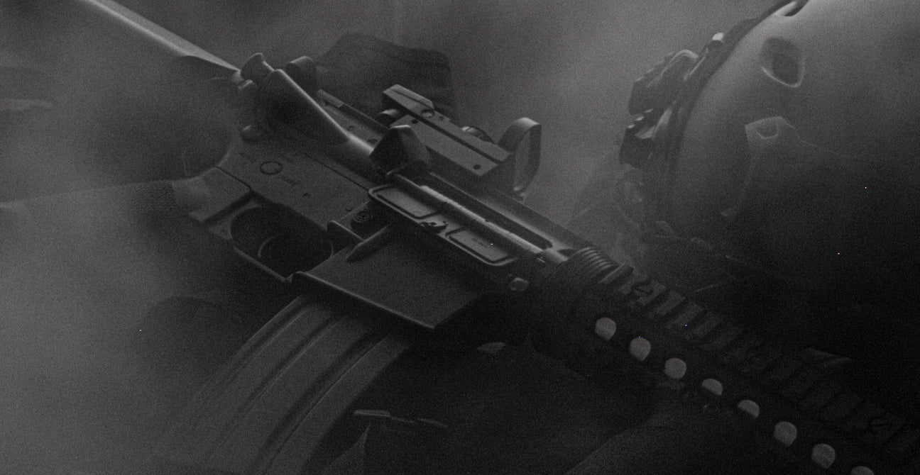 Nærbillede af airsoft riffel med taktisk udstyr hos Airsoftgeek